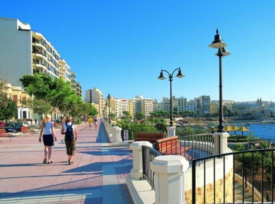 Perfect Location, Idyllic 2br Apartment